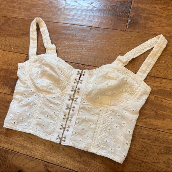 superdown White Eyelet Crop Top - Picture 2 of 9